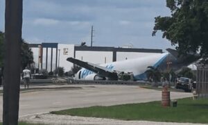 Lastefly løper av rullebanen i Miami og treffer noen biler: det vi vet om Boeing 767-300