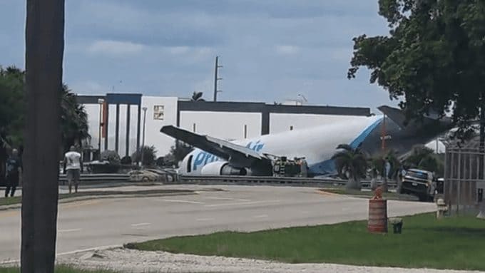 Lastefly løper av rullebanen i Miami og treffer noen biler: det vi vet om Boeing 767-300
