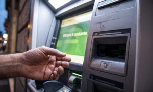 Minibanken deler ut penger, men du kan ikke ta det: hvordan pengefangst-svindel fungerer