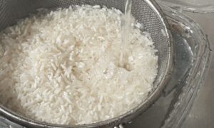 Bør ris vaskes før koking? Hva EFSA og FDA sier om arsen og stivelse